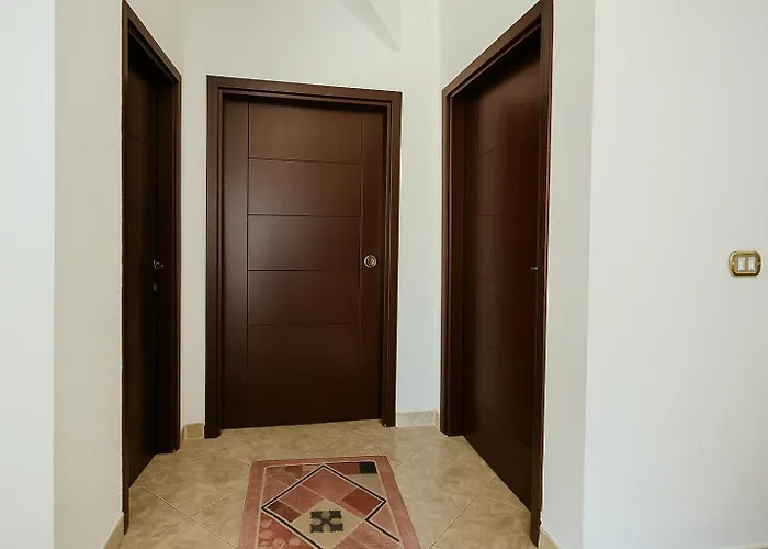 2Br Townhouse,Bath, Tv, Backyard