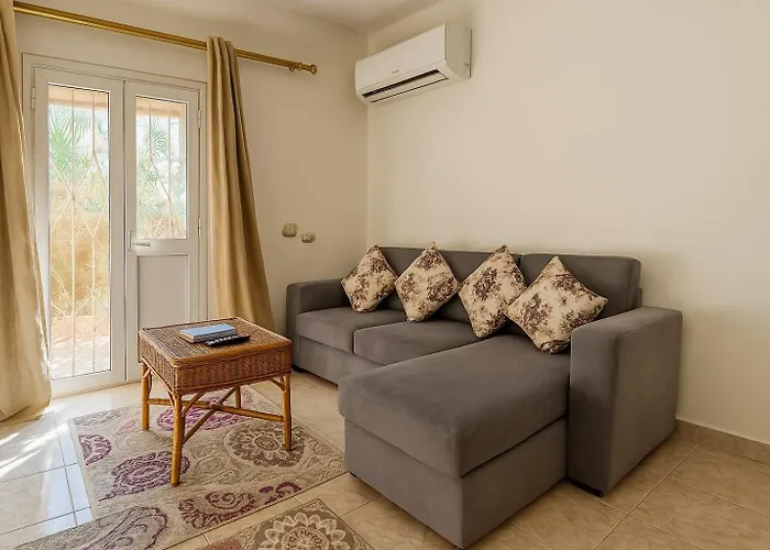 2Br Townhouse,Bath, Tv, Backyard