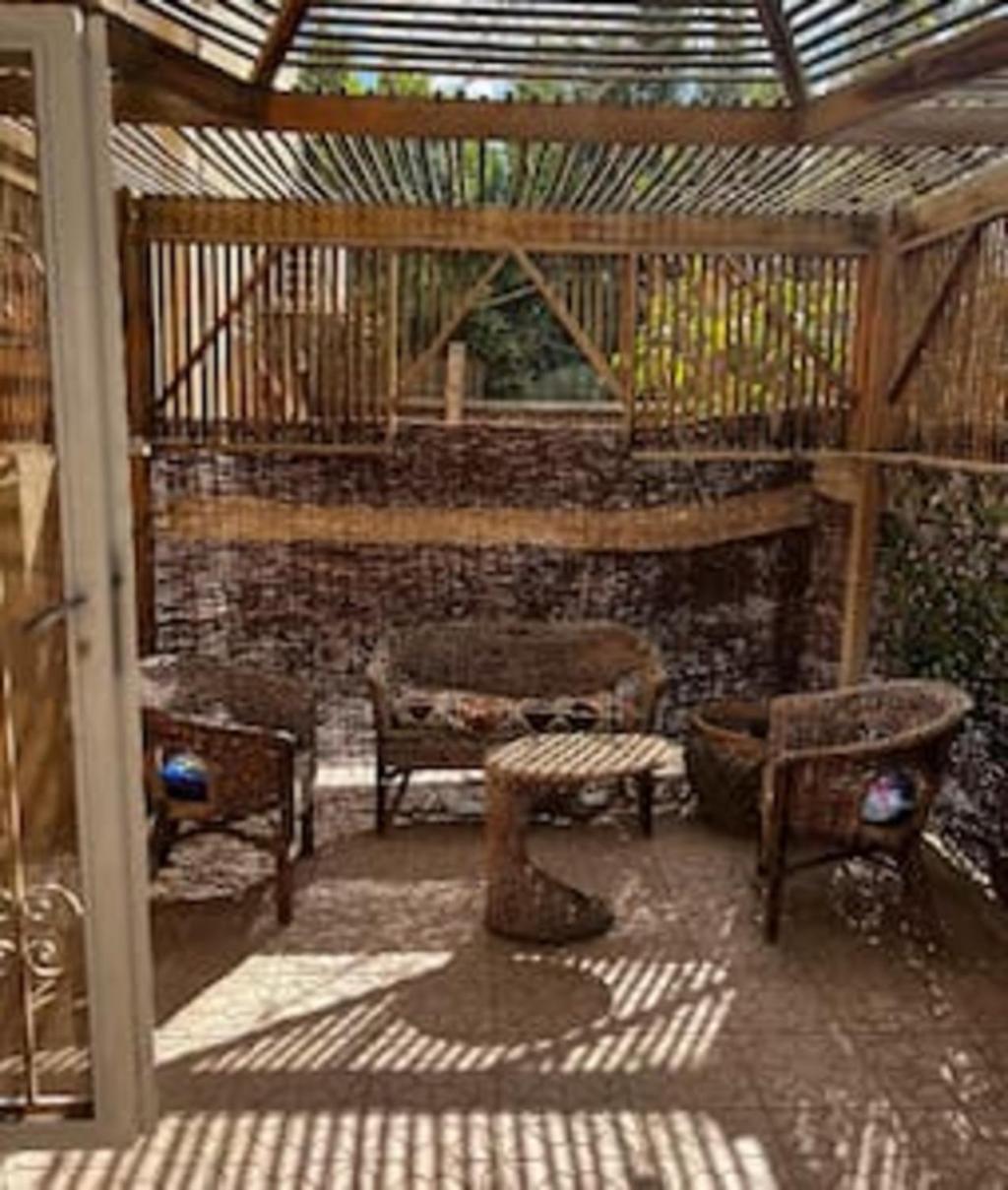 Apartment 2br Townhouse,bath, Tv, Backyard *