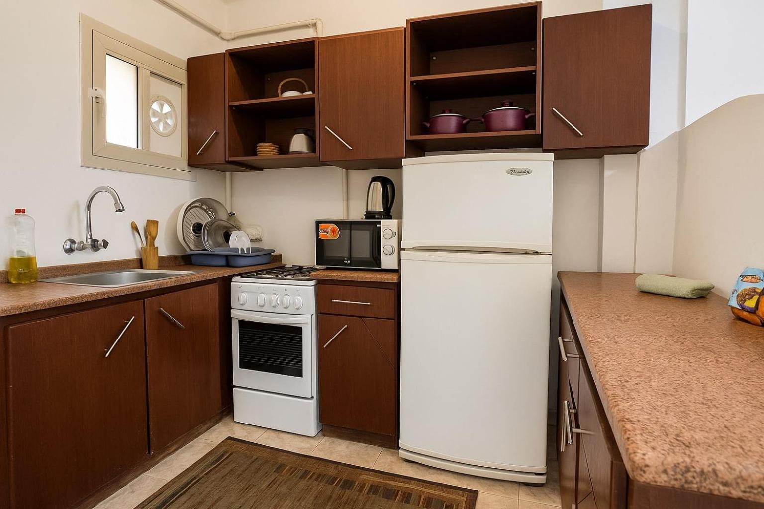 2br Townhouse,bath, Tv, Backyard Apartment
