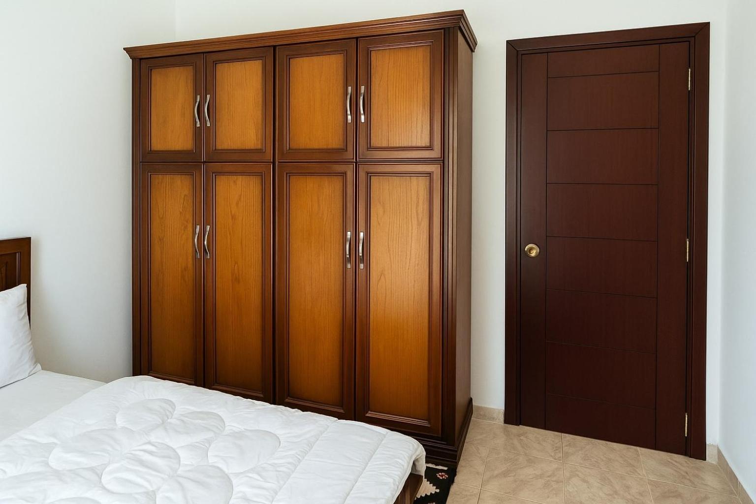 2br Townhouse,bath, Tv, Backyard Apartment *
